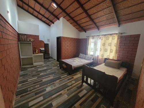 奇克马格尔Aashirvada的一间设有两张床和一张沙发的房间