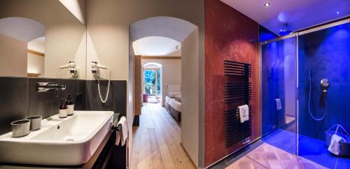 蒂雷斯天堂酒店的一间带水槽和淋浴的浴室