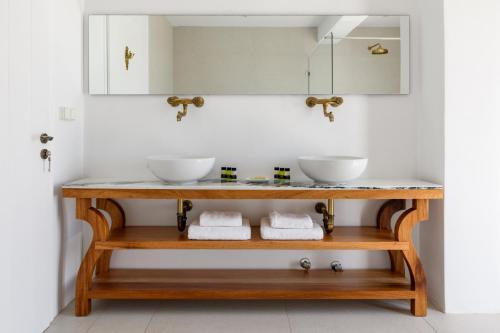 纳乌萨Kallisti Paros的浴室在带毛巾的柜台上设有两个水槽