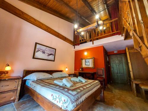 MariolátaMetohi的一间设有一张大床的卧室,位于带橙色墙壁的房间