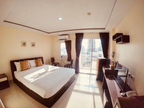 曼谷The Cosy River的一间卧室设有一张床和一个大窗户
