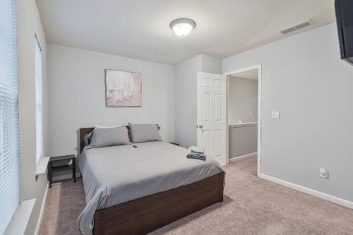 亚特兰大Beautiful Cozy 3-Bedroom Townhome Retreat的一间白色客房内的床铺卧室