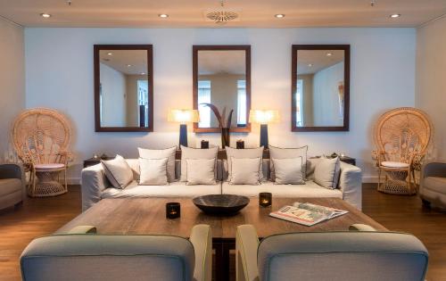巴特萨罗皮斯库夫Precise Resort Bad Saarow - Golf & Spa的客厅配有沙发和桌子