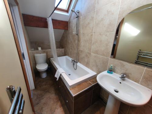 哈利法克斯St Ives的一间带水槽、浴缸和卫生间的浴室