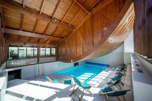 加洛斯维拉格罗斯酒店的一座带椅子的室内游泳池