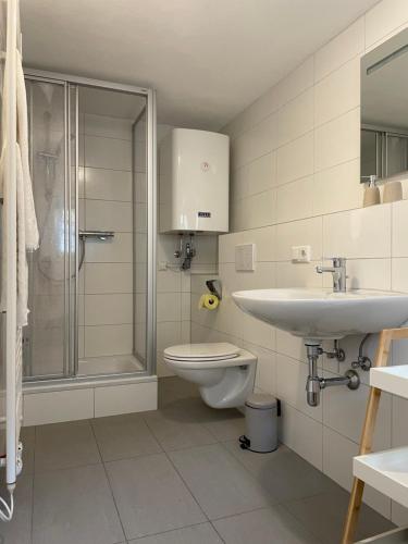 罗伊特Ferienwohnung Kaffeeduft的浴室配有卫生间、盥洗盆和淋浴。