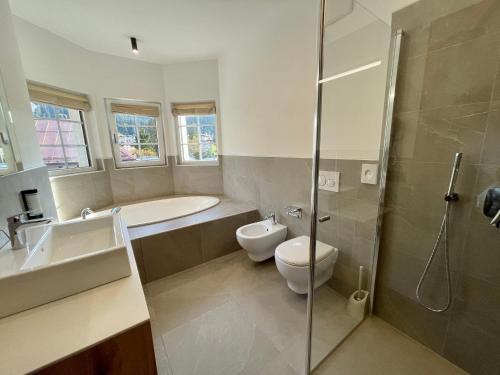 安达洛斯特拉阿尔宾纳酒店的浴室配有卫生间、盥洗盆和淋浴。