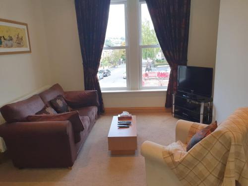 哈利法克斯St Annes的客厅配有两张沙发和一台电视机