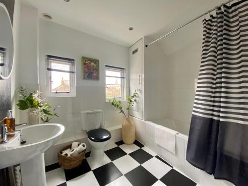 弗罗姆Historic Family Cottage - Central Frome的浴室铺有黑白格子地板。