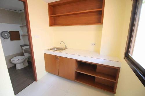 波普托Rak Samui Residence的一间带水槽和卫生间的浴室