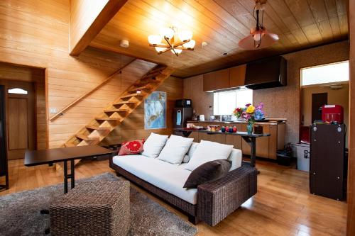 鉾田市Hokota - House / Vacation STAY 57268的一间带白色沙发的客厅和一间厨房