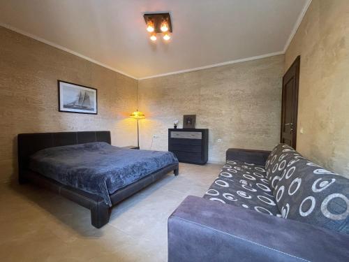 巴尔别墅酒吧街公寓的一间卧室配有一张床和一张沙发