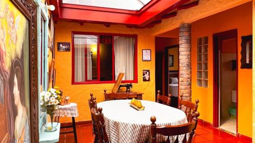 杜伊塔马Casa Posada Maestro Carlos Aranguren的房屋内带桌椅的用餐室