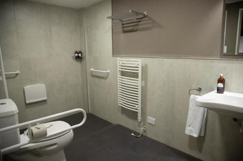 埃塞萨Rozas Apart的一间带卫生间和水槽的浴室