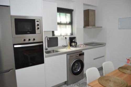 巴耶格兰雷伊瓜达乡村民宿的厨房配有洗衣机和微波炉。
