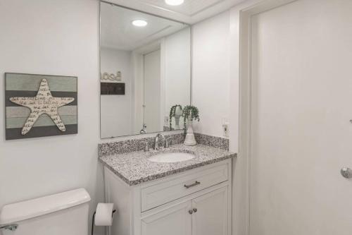 希尔顿黑德岛Turtle View Villa的白色的浴室设有水槽和镜子