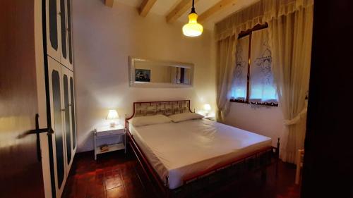 杜纳维德Villa Lisa的一间小卧室,配有床和窗户
