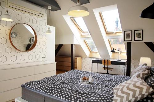 比得哥什Serce miasta -Mostowa Bydgoszcz的一间卧室配有一张带镜子的床和一张书桌