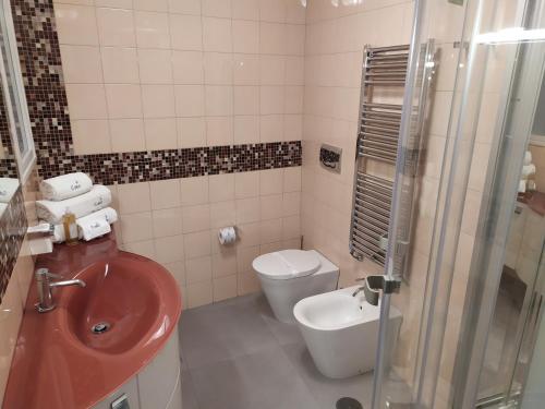 维克艾库塞方块公寓酒店的一间带红色盥洗盆和卫生间的浴室
