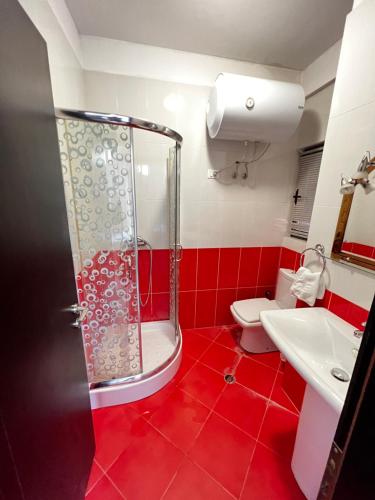 地拉那Grande Veranda 2的红色的浴室设有淋浴和卫生间。