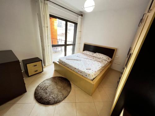 地拉那Grande Veranda 2的一间小卧室,配有床和地毯