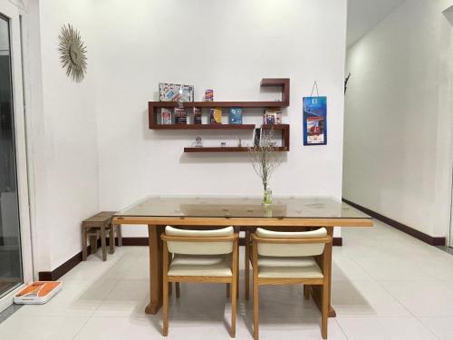 Thôn Mỹ PhướcLa Vie En Rose的一间带木桌和椅子的用餐室