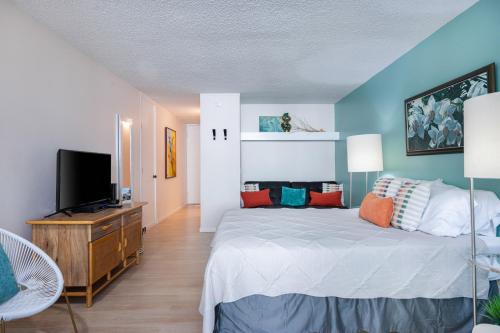 科纳Kona Islander Inn 112的一间卧室配有一张床和一台平面电视