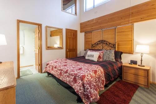 马姆莫斯湖Val d'lsere # 21的一间卧室配有一张大床和木制床头板