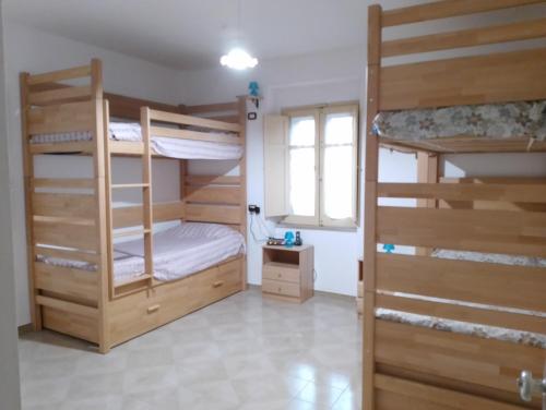 BaseliceFòndaco Pietramonte的客房设有两张双层床和一扇窗户。