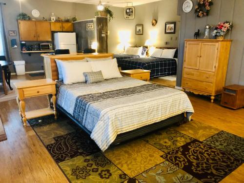 SalmonSalmon River Inn的一间带大床的卧室和一间客厅