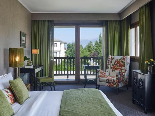 约阿尼纳杜拉克会议水疗中心酒店 的酒店客房设有一张床和一个阳台。