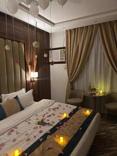 吉达Rawabi Garden Inn的一间卧室配有一张带鲜花的大床