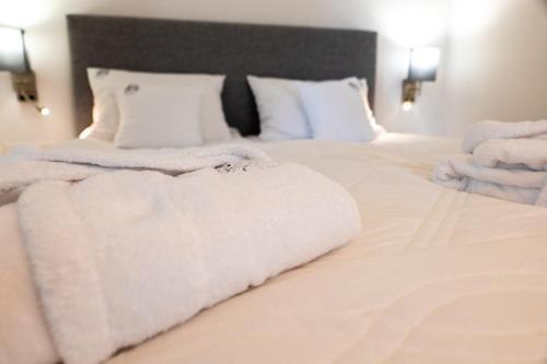 LubrzaSpokojnia的一间卧室配有两张床和白色毛巾。