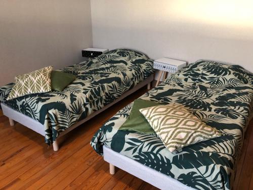 Eply dort的客房设有两张床和一张带毯子的床。
