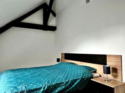 维耶尔宗La Parisienne - 80m2的一间卧室配有一张带蓝色棉被的床