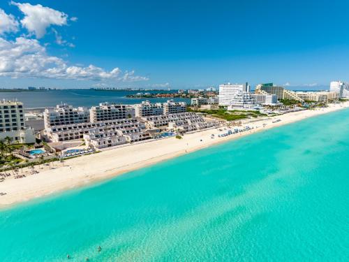 坎昆Cancun Ocean view的海滩的天际景观