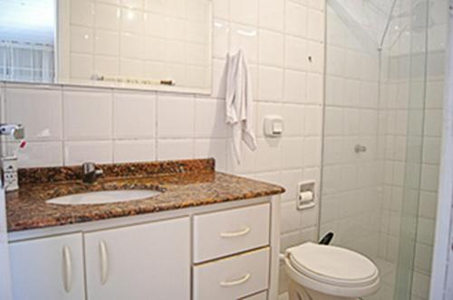 帕罗卡Casa com 2 quartos à 200 m da da praia c/ churrasqueira的一间带水槽、卫生间和淋浴的浴室