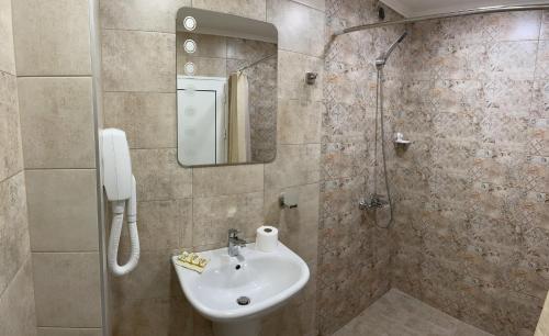 加布罗沃Guesthouse Hitar Petar的一间带水槽和淋浴的浴室