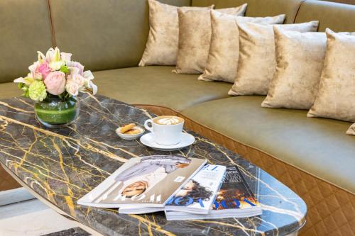 迪拜金沙公寓酒店的咖啡桌,书本和咖啡