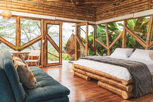 ChinchináThe Coffee Club Campestre的一间卧室配有一张床、一张沙发和窗户。