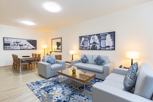 迪拜金沙公寓酒店的客厅配有两张沙发和一张桌子