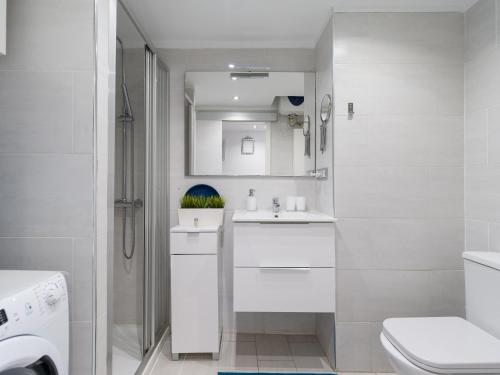 大加那利岛拉斯帕尔马斯Casa Blanca Las Canteras的白色的浴室设有水槽和卫生间。