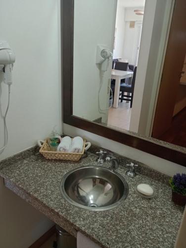 维多利亚Colina Dom的浴室的柜台设有水槽和镜子