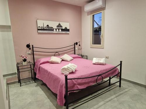 罗马Saint Peter Vatican City confortable Apartament Stellasia casa vacanza的卧室配有粉红色的床和两个枕头