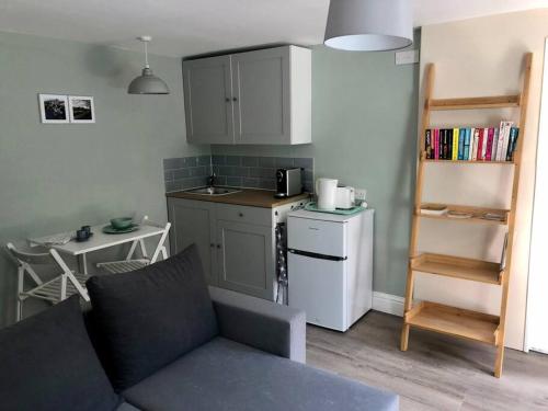 巴斯Quiet and cosy flat, close to Bath Centre的带沙发的客厅和厨房