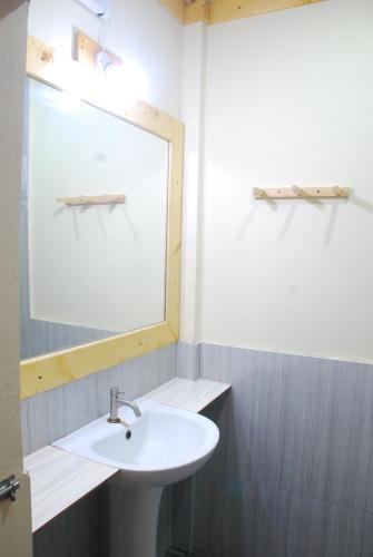 希曼杜岛Black Pearl Himandhoo的一间带水槽和镜子的浴室