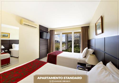 巴西利亚San Marco Hotel Brasília的一间酒店客房,设有两张床和电视