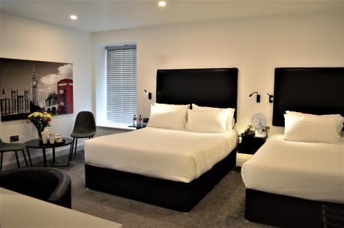 科芙贝拉维斯塔自助式套房酒店的一间卧室配有两张床和一张桌子及椅子