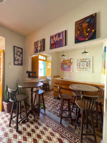奥林达Canto dos Artistas Olinda的一间在房间内配有桌椅的餐厅