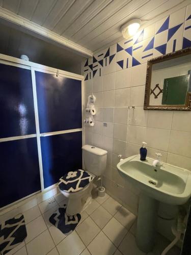 奥林达Canto dos Artistas Olinda的一间带卫生间和水槽的浴室